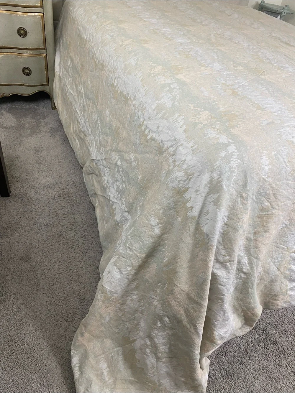 Frontgate King Duvet Jaquard in a silvery white , light peach , pale green